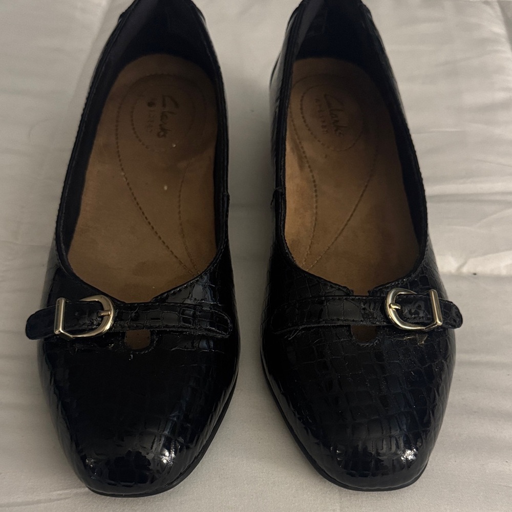 Clarks Women's Black Croc-Embossed Loafers